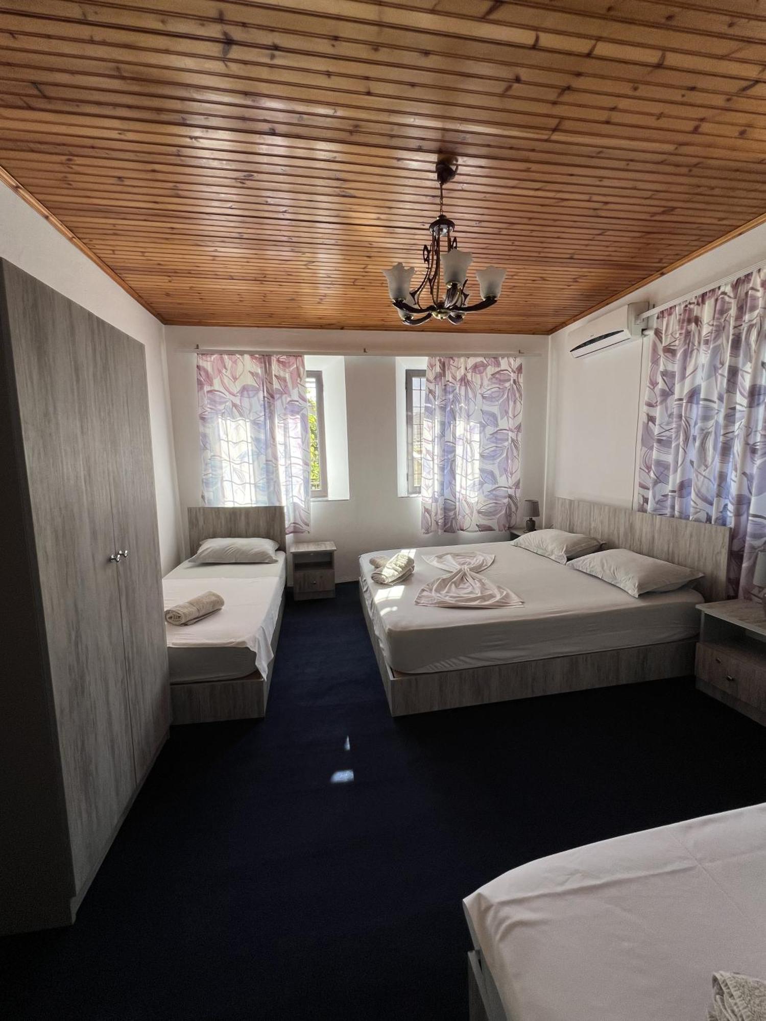 Onetwosleep Guesthouse Shkoder Exterior photo