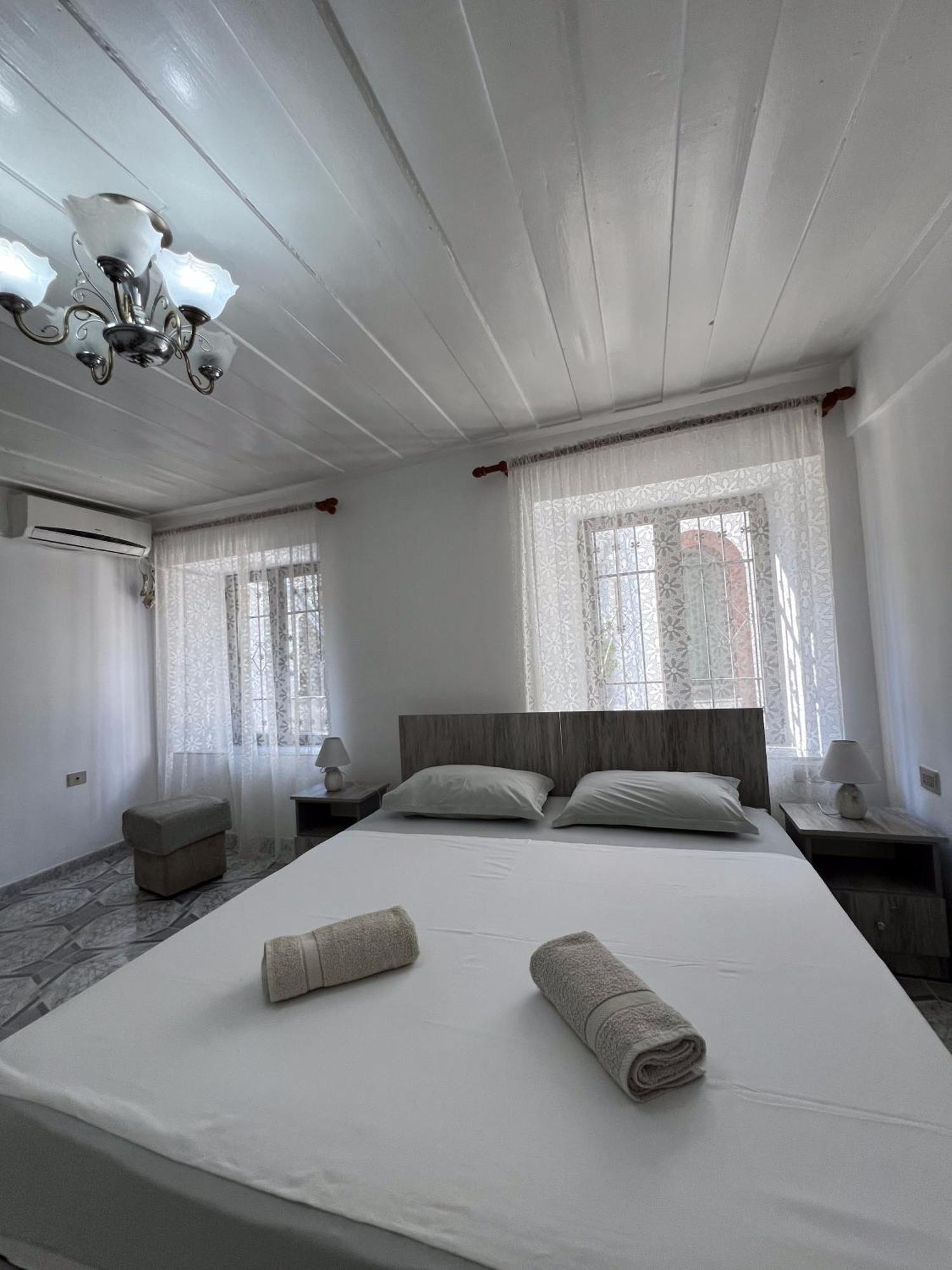 Onetwosleep Guesthouse Shkoder Exterior photo